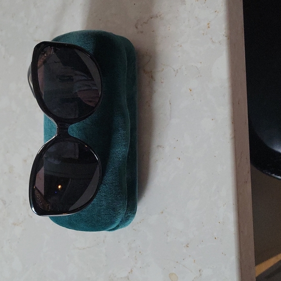 Gucci Oversized Round Sunglasses - Picture 3 of 5
